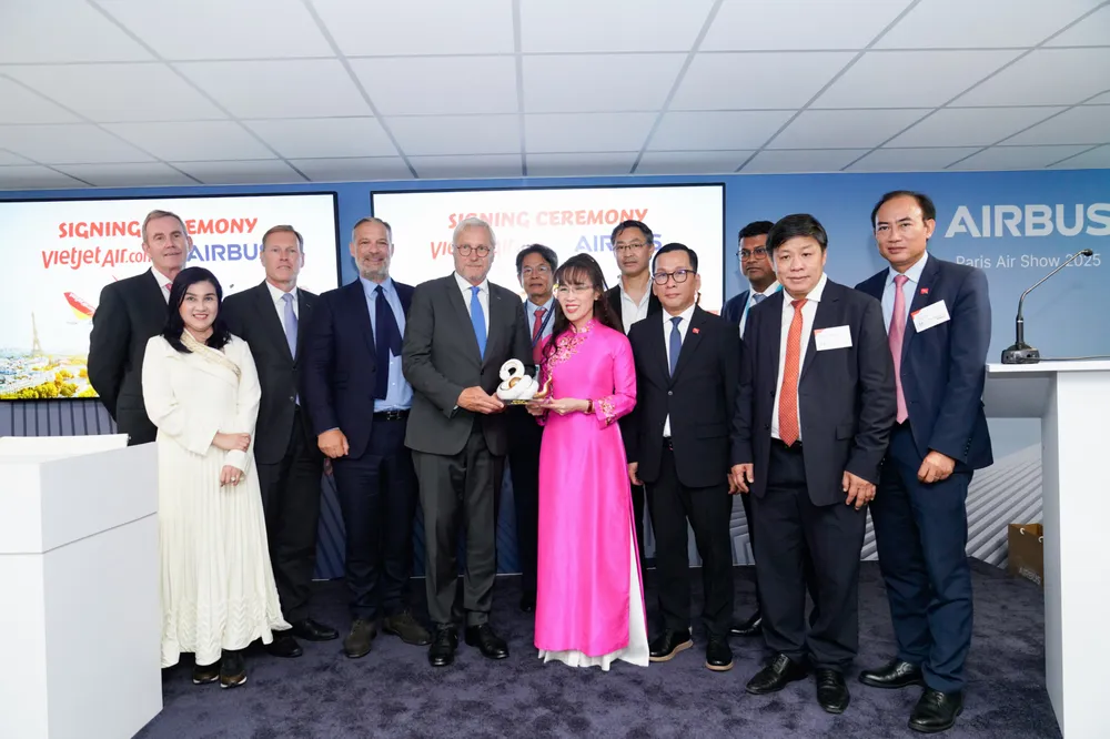 Đại diện lãnh đạo Airbus và Vietjet tại Triển lãm Hàng không Lé Bourget Paris (Paris Airshow) 2025. Photo 5 (1).jpg