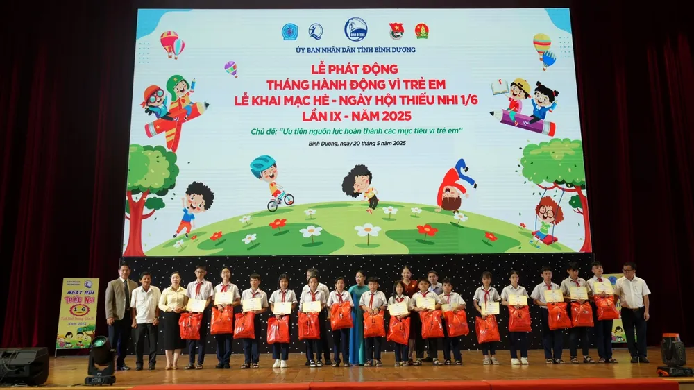 Lãnh đạo tỉnh Bình Dương và đại diện nhà tài trợ trao tặng quà cho các em thiếu nhi. THP1.jpg