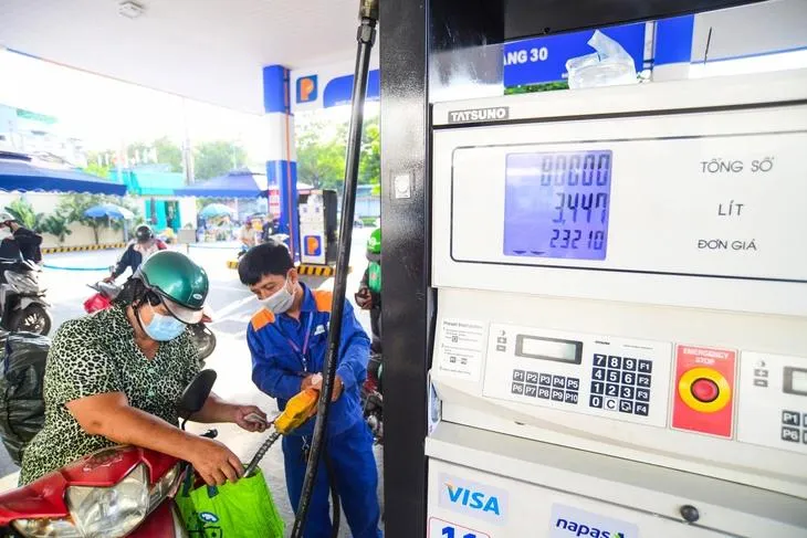 Giá xăng dầu đồng loạt tăng giá phiên thứ ba liên tiếp