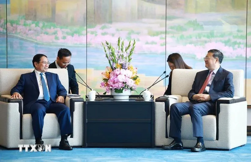 Thủ tướng Phạm Minh Chính gặp Bí thư Thành ủy Thượng Hải Trần Cát Ninh. (Ảnh: Dương Giang/TTXVN)
