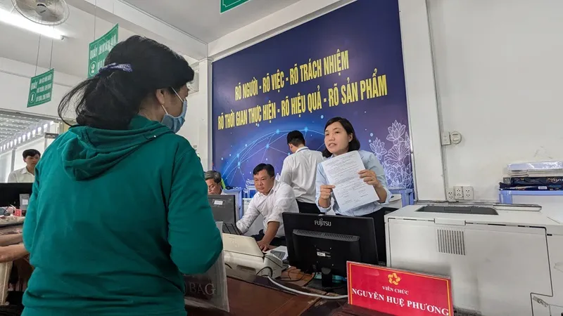 Cán bộ hướng dẫn tận tình cho người trong quá trình thực hiện thủ tục hành chính.