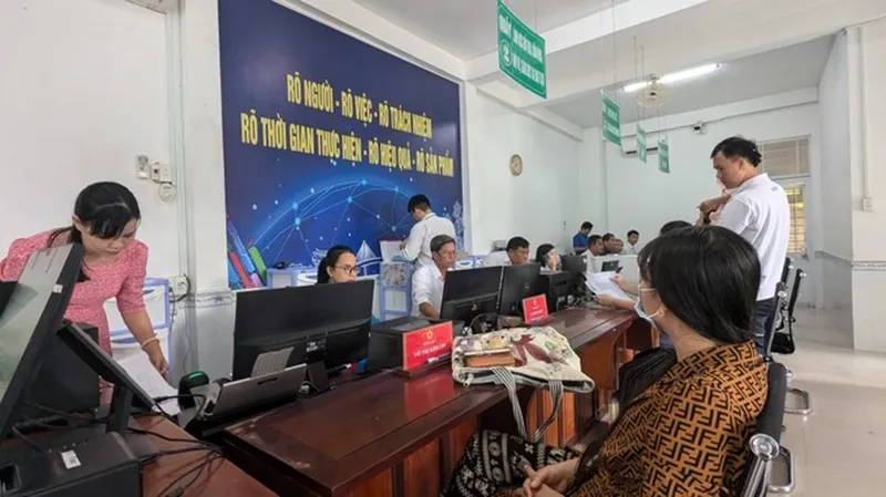 Người dân đến thực hiện thủ tục hành chính khá đông từ sáng sớm. Ảnh 2.jpg