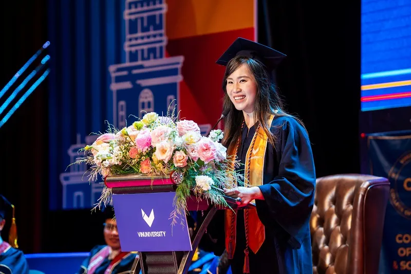 Tân khoa Phan Hữu Hoàng Gia Bảo phát biểu tại lễ tốt nghiệp. Anh 8.jpg