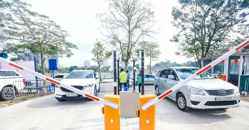 Một bãi triển khai ứng dụng công nghệ thu phí trông giữ xe không tiền mặt Phủ Tây Hồ. (Ảnh: Việt Hùng/Vietnam+)