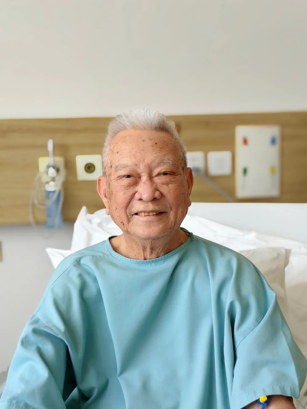 Chỉ sau 24 giờ phẫu thuật, ông Lê Tấn Q. (86 tuổi, Phú Yên) đã hồi phục tốt và dần quay trở lại sinh hoạt bình thường Anh 1 (1).JPG