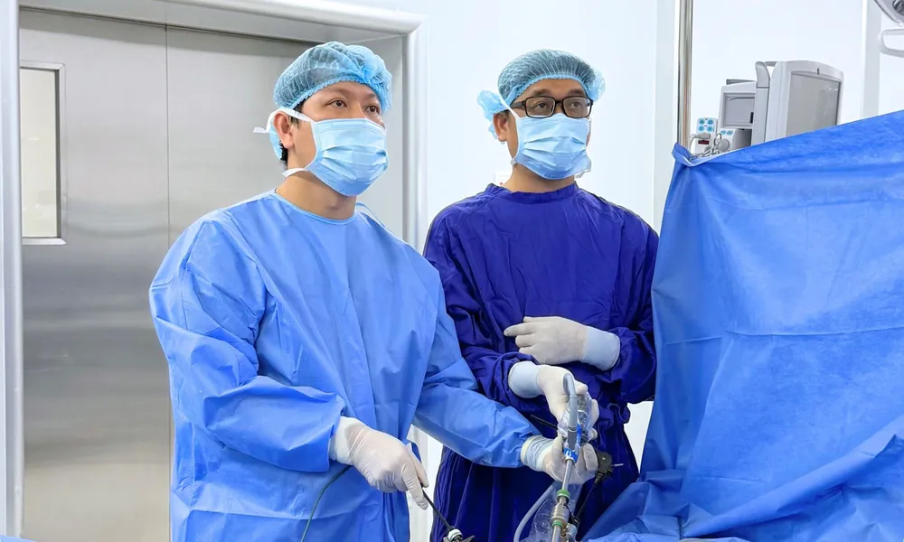 TS.BS Trương Đình Khôi - Trưởng khoa Tiêu hóa cùng ê-kíp Vinmec Nha Trang trong quá trình thực hiện ca phẫu thuật Anh 2 (1).jpg