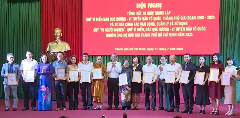 Đại diện Agribank (thứ 5, từ phải qua) cùng các cá nhân, đơn vị nhận thư cảm ơn của Ủy ban Mặt trận Tổ quốc Việt Nam TPHCM anh+2.jpg