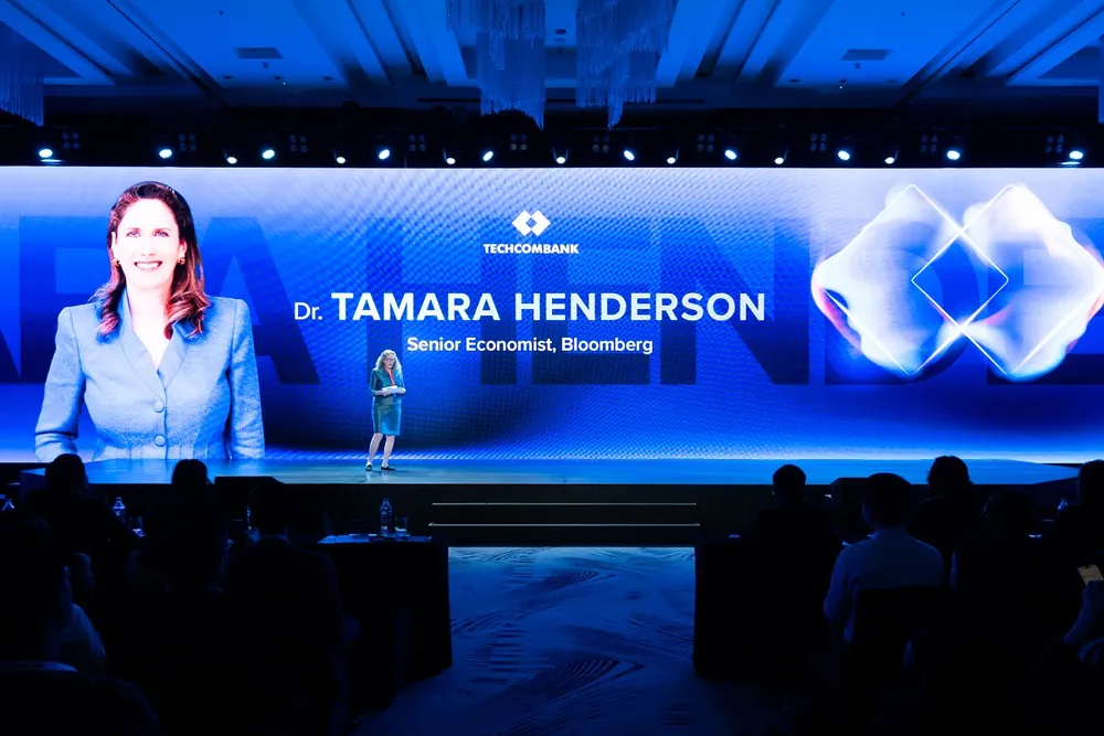 TS. Tamara Henderson, Chuyên gia Kinh tế cấp cao Bloomberg, chia sẻ tại hội nghị. hoinghi13.jpg