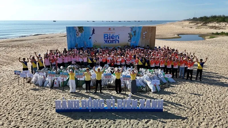 Gần 10.000 cán bộ nhân viên Vingroup và tình nguyện viên đã cùng nhau tạo nên một “làn sóng xanh” lan tỏa khắp 28 tỉnh, thành (trước sáp nhập) trên cả nước. Anh 2 (1).jpg