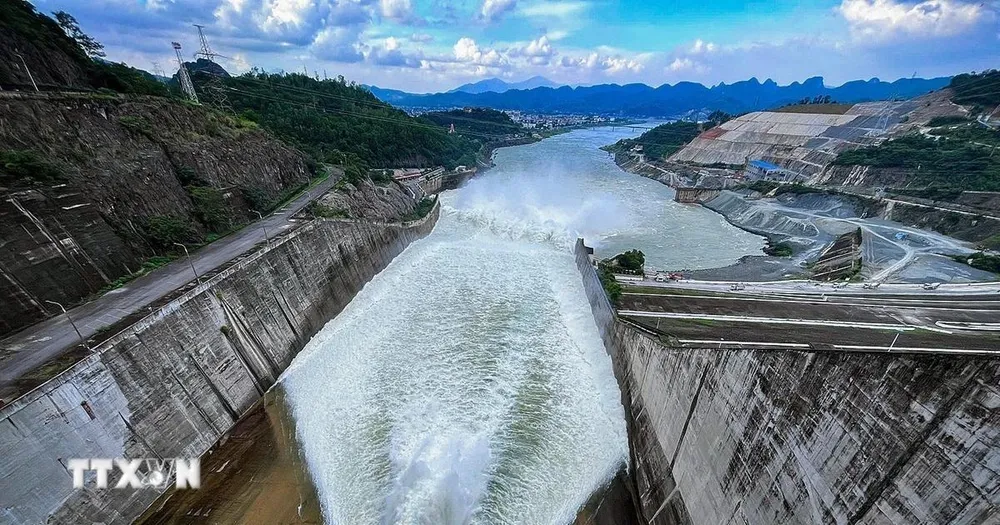 Thủy điện Hòa Bình đóng 2 cửa xả đáy