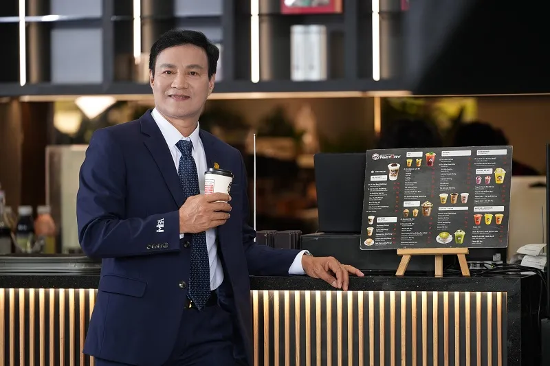 Sự kiên trì, bền bỉ đã giúp anh Phạm Văn Tám đạt được những thành tựu nổi bật trong sự nghiệp tư vấn bảo hiểm sau hơn 20 năm làm nghề. Ảnh: NVCC Hinh 2 - Pham Van Tam.JPG