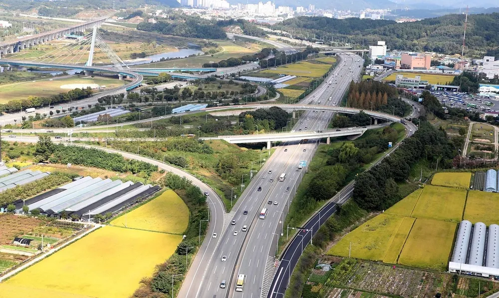 Đường cao tốc Gyeongbu vẫn được nhắc đến như biểu tượng cho tinh thần vượt khó, tự cường và niềm tự hào xứ kim chi (Ảnh: JoongAng Ilbo) DNTN1.jpg