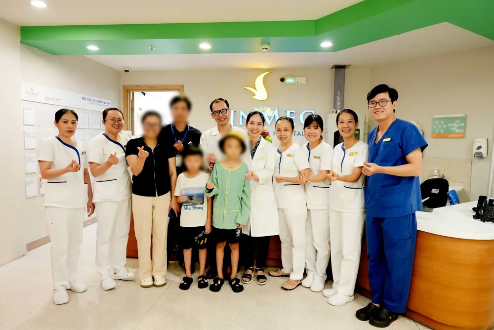 Bệnh nhi và các bác sĩ tại Bệnh viện Vinmec Central Park (TPHCM). Anh 4.jpg