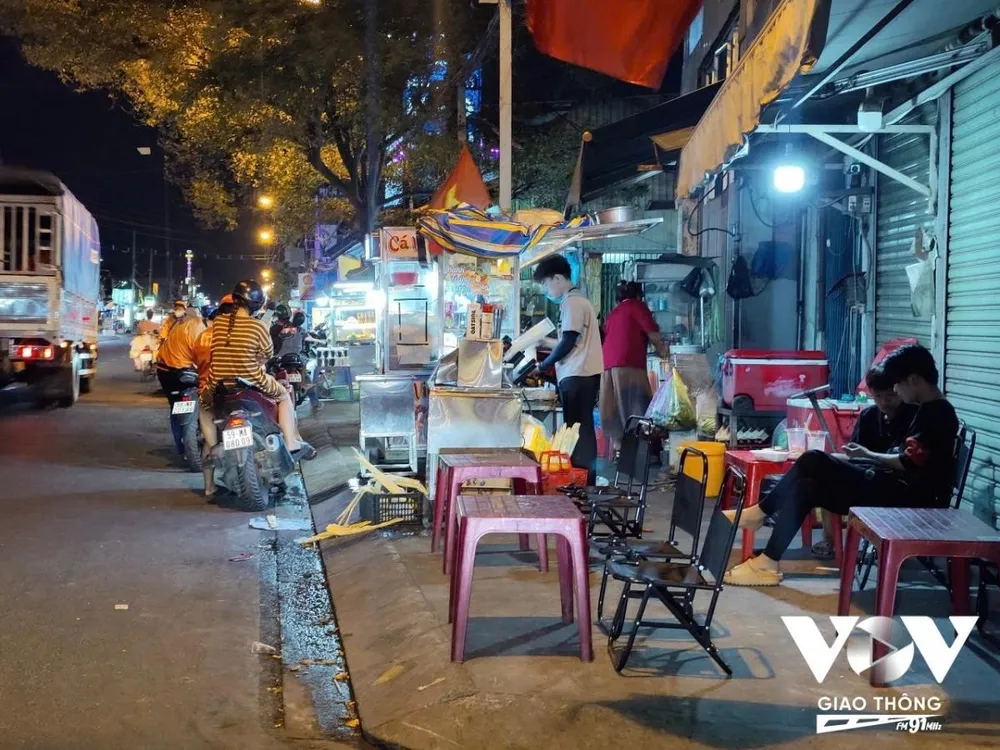 Nhiều hàng quán bày biện chiếm dụng lòng đường, hè phố
