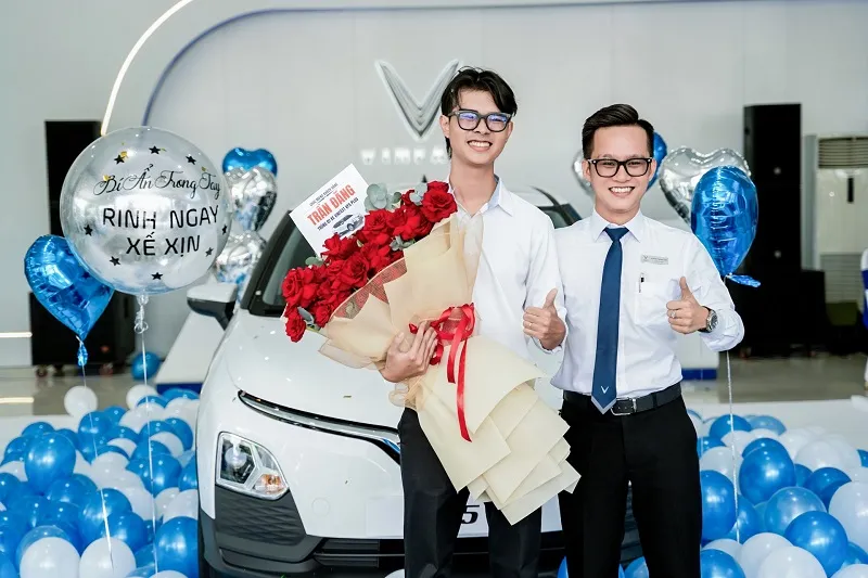 Anh Trần Đăng (Cần Thơ) chụp hình cạnh chiếc VF 5 trúng thưởng. A1.jpeg
