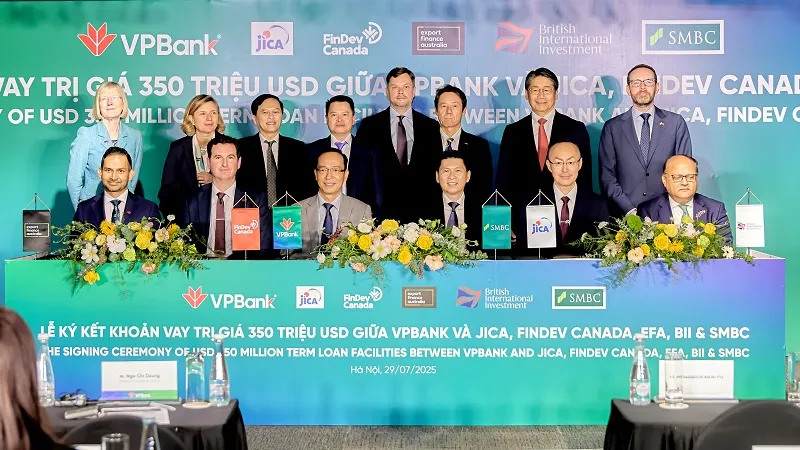 Đại diện các Đại sứ quán, Lãnh đạo VPBank, SMBC và các định chế tài chính, tổ chức song phương tại buổi lễ ký kết khoản vay hợp vốn trị giá 350 triệu USD