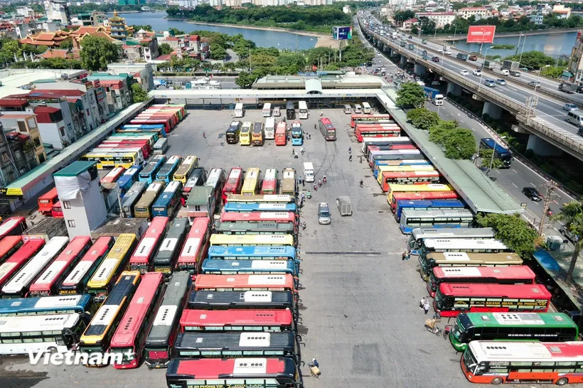 Phương tiện xe khách hoạt động tại Bến xe Nước Ngầm, thành phố Hà Nội. (Ảnh: PV/Vietnam+) 