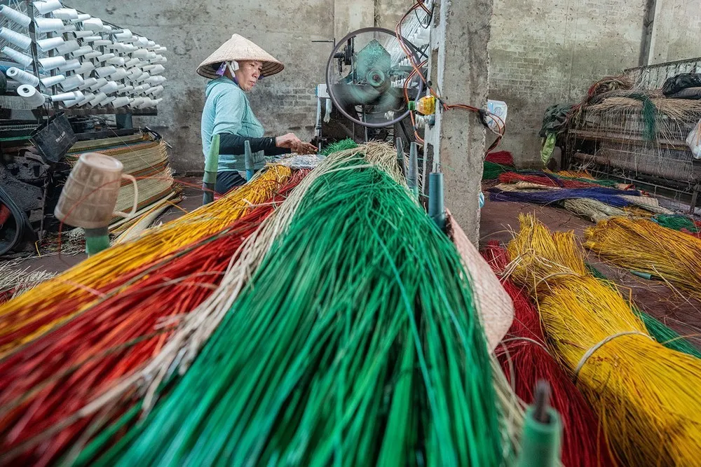 Nhiều hộ gia đình ở Phú Tân nay đã sử dụng máy dệt chiếu thay cho dệt tay trước đây để mang lại hiệu quả kinh tế cao hơn. Ảnh: Khánh Hoà – TTXVN Nhiều hộ gia đình ở Phú Tân nay đã sử dụng máy dệt chiếu thay cho dệt tay trước đây để mang lại hiệu quả kinh tế cao hơn. Ảnh: Khánh Hoà – TTXVN