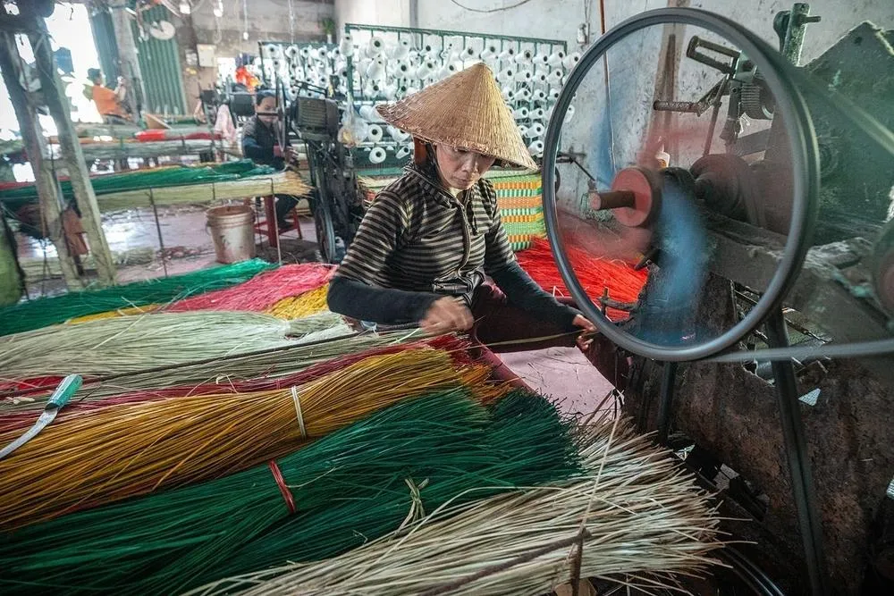 Nhiều hộ gia đình ở Phú Tân nay đã sử dụng máy dệt chiếu thay cho dệt tay trước đây để mang lại hiệu quả kinh tế cao hơn. Ảnh: Khánh Hoà – TTXVN Nhiều hộ gia đình ở Phú Tân nay đã sử dụng máy dệt chiếu thay cho dệt tay trước đây để mang lại hiệu quả kinh tế cao hơn. Ảnh: Khánh Hoà – TTXVN