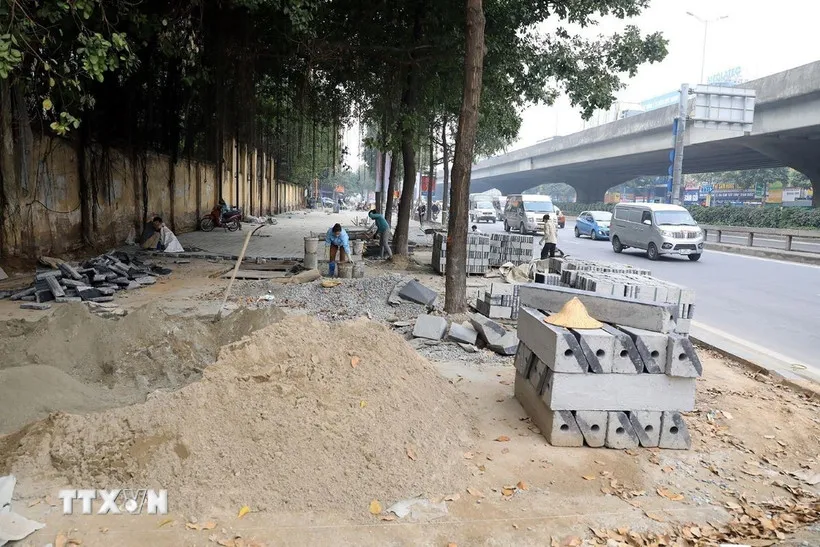 Đoạn vỉa hè đường đang được thi công. (Ảnh: Tuấn Anh/TTXVN)