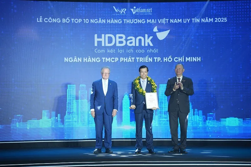 GS. John Quelch - Phó hiệu trưởng trường đại học Duke Kunshan, nguyên Phó hiệu trưởng Trường kinh doanh Harvard và ông Nguyễn Anh Tuấn - Đồng sáng lập, đồng chủ tịch Diễn đàn toàn cầu Boston trao cúp và chứng nhận cho đại diện HDBank