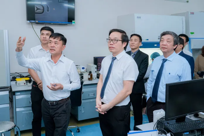 GS.TS.BS Trần Trung Dũng cùng đoàn công tác của Hệ thống y tế Vinmec thăm quan các cơ sở đào tạo của ĐHQG-HCM Anh 1 (7).jpg