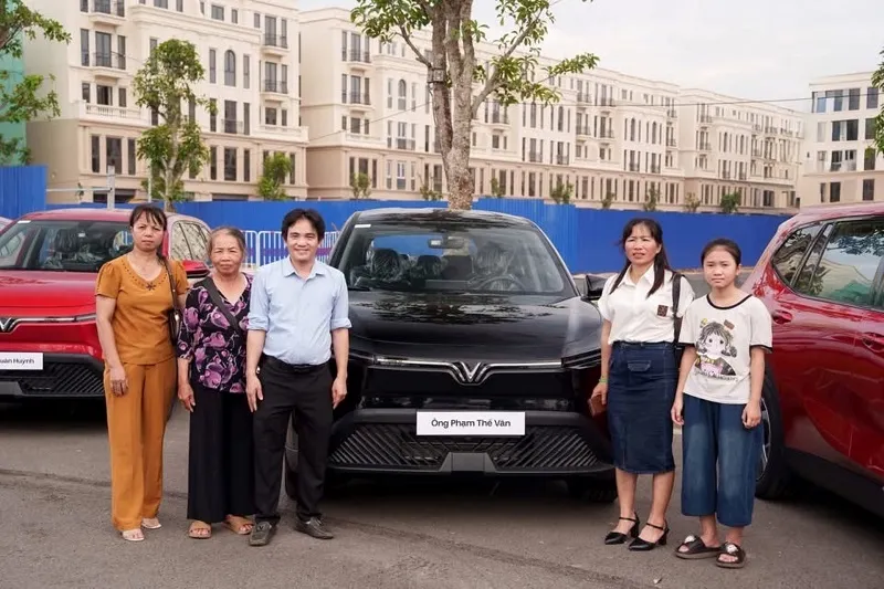 Gia đình anh Phạm Thế Văn nhận xe tại sự kiện.