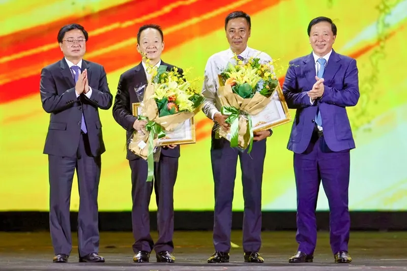 Chủ tịch Ủy ban nhân dân tỉnh Tây Ninh đã trao tặng bằng khen cho Tập đoàn T&T và cá nhân doanh nhân Đỗ Quang Hiển, Nhà sáng lập, Chủ tịch điều hành Tập đoàn T&T Group vì những đóng góp tích cực cho sự phát triển kinh tế xã hội của địa phương. nhachoi1.jpg