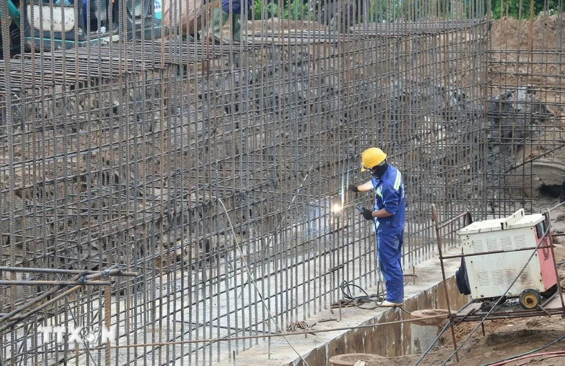Thi công tại Dự án thành phần 2 cao tốc Cao Lãnh - An Hữu, giai đoạn 1. (Ảnh: Đức Tâm/TTXVN)