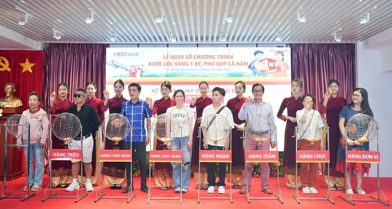 Các khách hàng đã cùng tham gia quay số lồng cầu để tìm ra chủ nhân của các giải thưởng giá trị Hình 2 (1).jpg