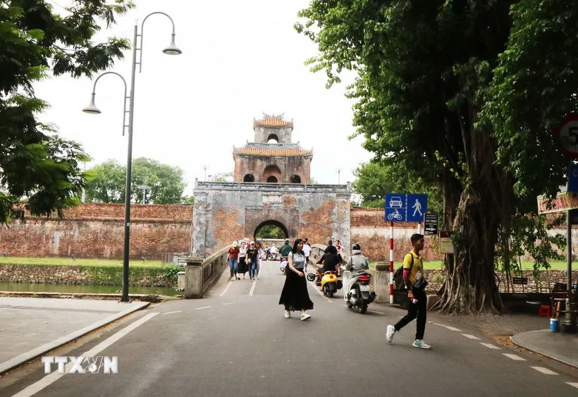 Nhiều du khách tham quan Kinh thành Huế. (Ảnh: Nguyên Lý/TTXVN)