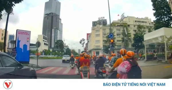 Xử phạt đoàn xe Vespa vượt đèn đỏ ở trung tâm TPHCM