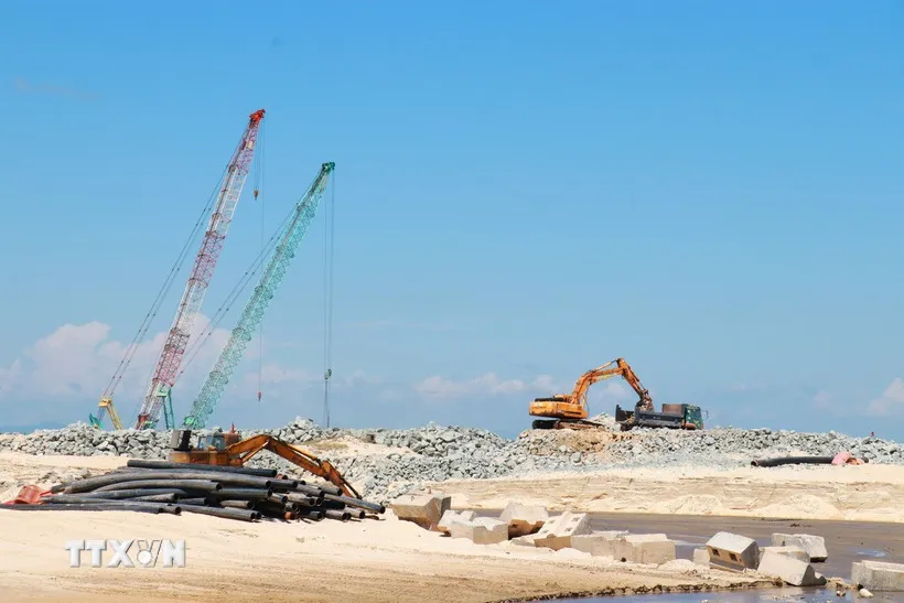 Phương tiện máy móc được huy động tối đa trên công trường dự án trọng điểm Khu bến cảng Mỹ Thủy. (Ảnh: Tường Vi/TTXVN) 