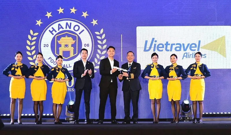 Lãnh đạo Vietravel Airlines và lãnh đạo Hanoi FC tặng quà lưu niệm, đánh dấu cột mốc quan trọng trong chặng đường hợp tác của hai đơn vị HNTT13.jpg