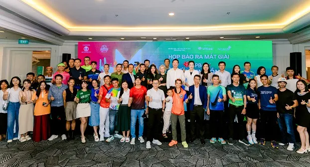 Đại diện ban tổ chức, đối tác, vận động viên tham dự họp báo giới thiệu VPBank Đất Sen Hồng Music Marathon 2025.