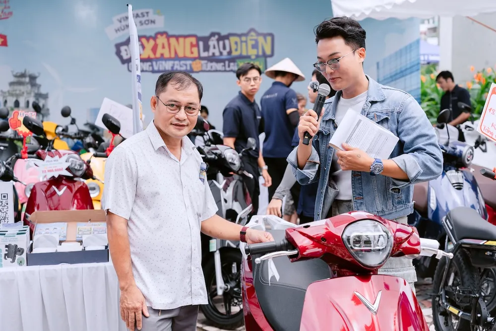 Ông Đỗ Thanh Tùng (bên trái) ủng hộ chuyển đổi sang xe điện để giúp môi trường sống xanh, sạch hơn A2.jpg