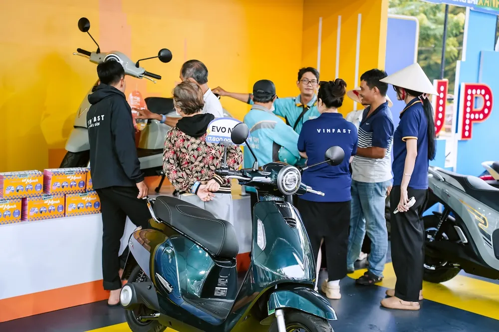 Khu vực trưng bày của sự kiện luôn tấp nập khách hàng, đặc biệt là nơi có mẫu Evo Grand A5.jpg