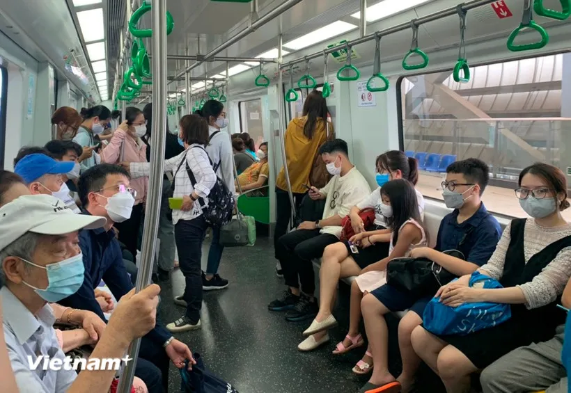 Hành khách đi tàu Cát Linh-Hà Đông. (Ảnh: Việt Hùng/Vietnam+)