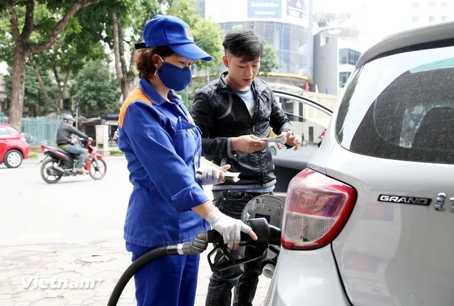 Xăng RON95 vượt ngưỡng 20.000 đồng mỗi lít