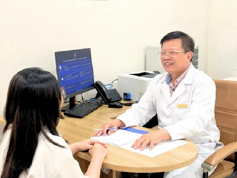 TTƯT Trần Hoài Ân thăm khám và tư vấn cho bệnh nhân Anh 2 (6).jpg
