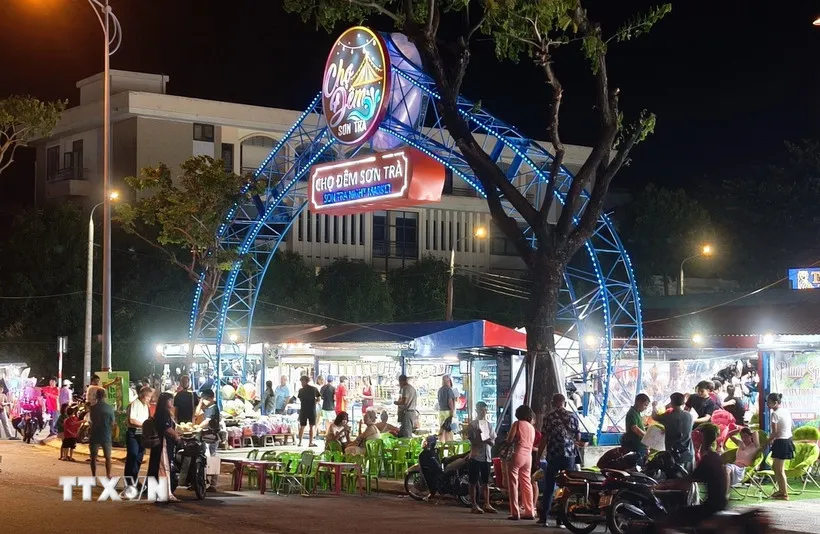 Hàng quán trái phép lấn chiếm gần hết khu vực cổng vào Chợ đêm Sơn Trà. (Ảnh: Quốc Dũng/TTXVN)