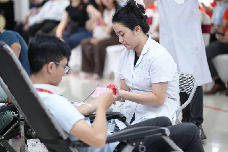 Đội ngũ bác sĩ, nhân viên y tế bệnh viện Việt Đức đồng hành cùng Giọt thương 2025 để đảm bảo an toàn và hiệu quả cho từng đơn vị máu. Rox12.jpg