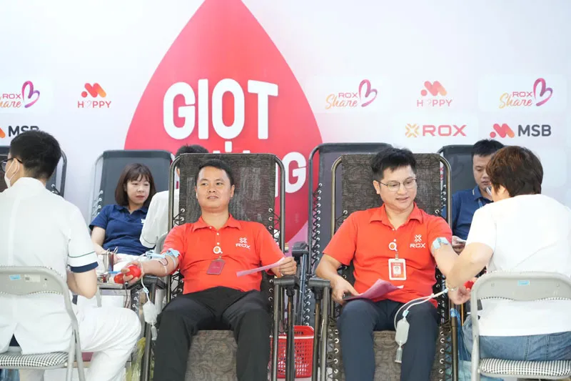 Cán bộ nhân viên ROX Group cùng nhau tham gia hiến máu, lan tỏa yêu thương và ‘trách nhiệm chủ động’ với cộng đồng.