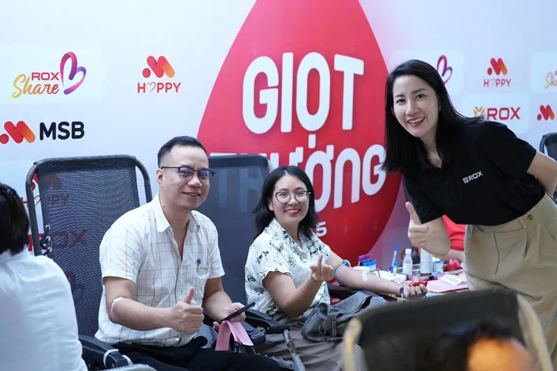 Một cặp vợ chồng cùng hiến máu năm thứ hai liên tiếp tại chương trình Giọt thương. Rox14.jpg