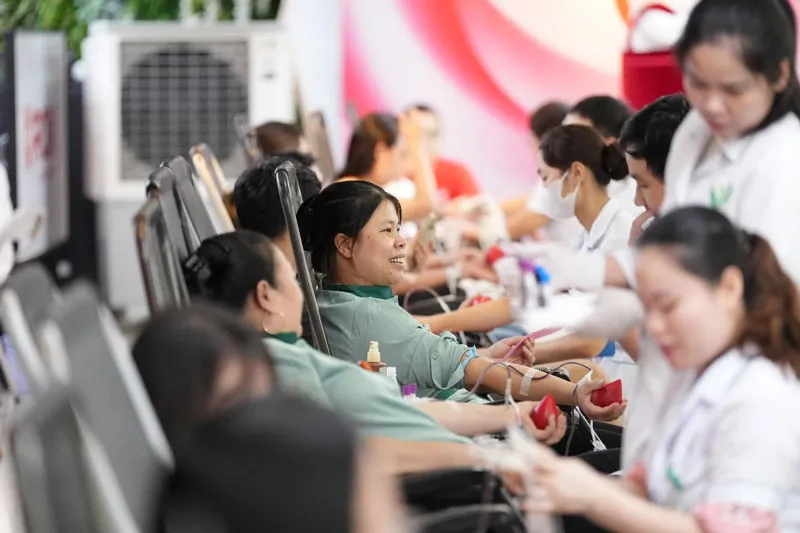Nụ cười rạng rỡ trên môi người hiến máu, lan tỏa niềm vui và tinh thần sẻ chia. Rox17.jpg