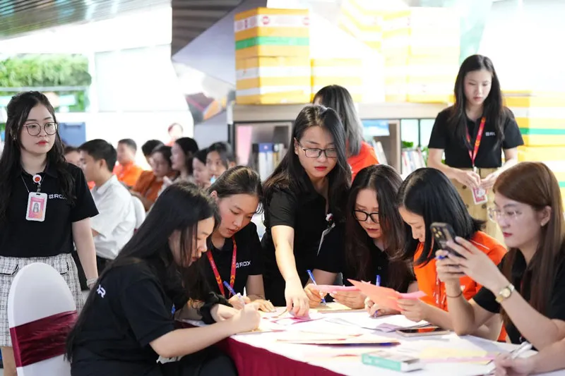 Sự nhiệt tình của các tình nguyện viên đã góp phần lan tỏa năng lượng tích cực và góp sức vào thành công của Giọt thương 2025. Rox19.jpg