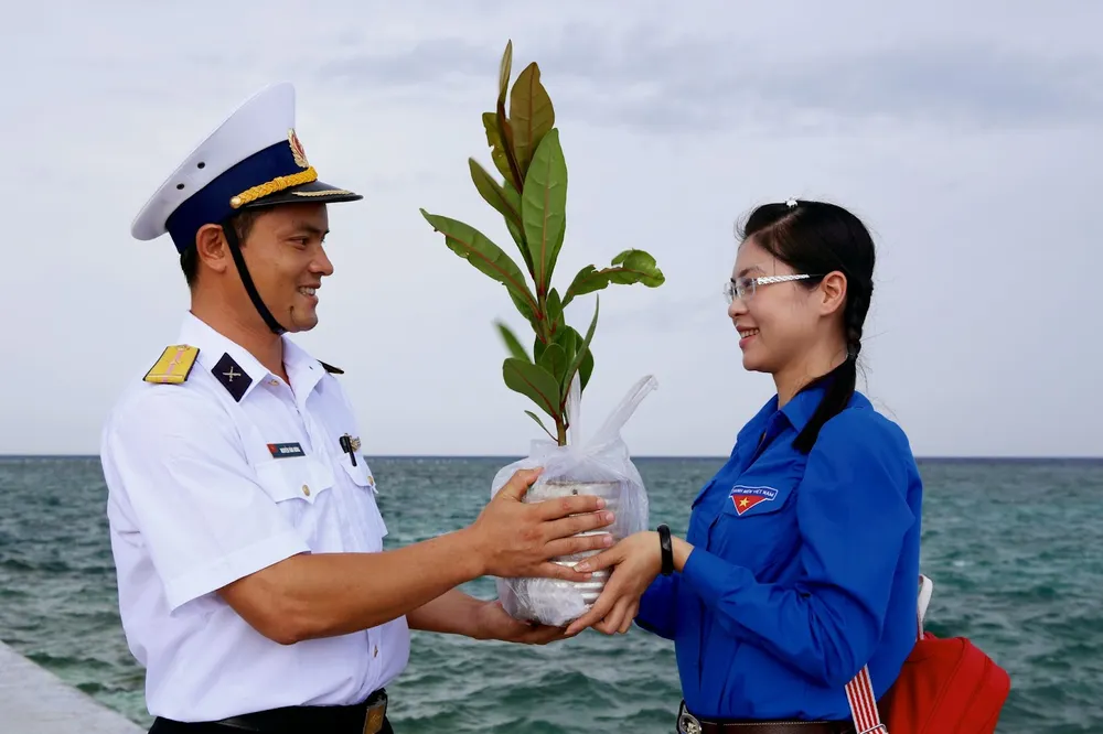 Dù hiếm khi có cơ hội được đặt chân tới Trường Sa nhưng mỗi người Việt Nam đều có thể “hóa thân” thành chiến sĩ Hải quân mang những cây non vượt sóng ra đảo xa. 1trieu12.jpg