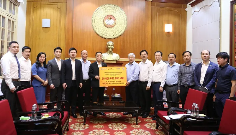 Ông Đỗ Quang Hiển, Nhà sáng lập, Chủ tịch Điều hành Tập đoàn T&T, Chủ tịch HĐQT Ngân hàng SHB trao ủng hộ 20 tỷ đồng cho Ủy ban Trung ương MTTQ Việt Nam nhằm hỗ trợ các địa phương khắc phục thiệt hại sau bão số 3 năm 2024. Ảnh 3 (2).jpg