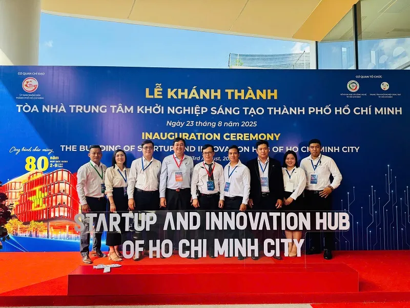 Ông Lê Văn Lộc - Chủ tịch kiêm Giám đốc (thứ tư từ trái qua) cùng đội ngũ nhân sự TTC Land M tiếp nhận quản lý vận hành Tòa nhà Trung tâm Khởi nghiệp Sáng tạo TPHCM trong ngày khánh thành. e229b300bf4634186d57.jpg