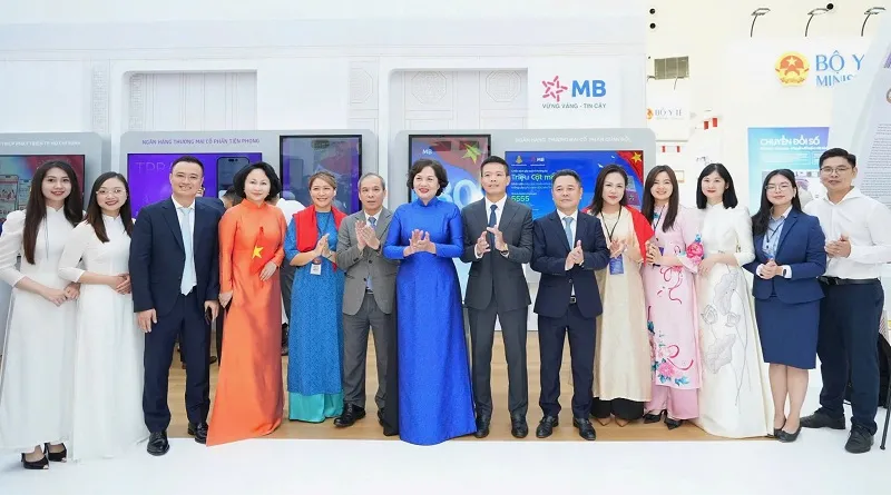 Thống đốc NHNN cùng các lãnh đạo ngành Ngân hàng đồng hành tại Triển lãm “Thành tựu đất nước A80” 53a2f4a4ccf647a81ee7.jpg